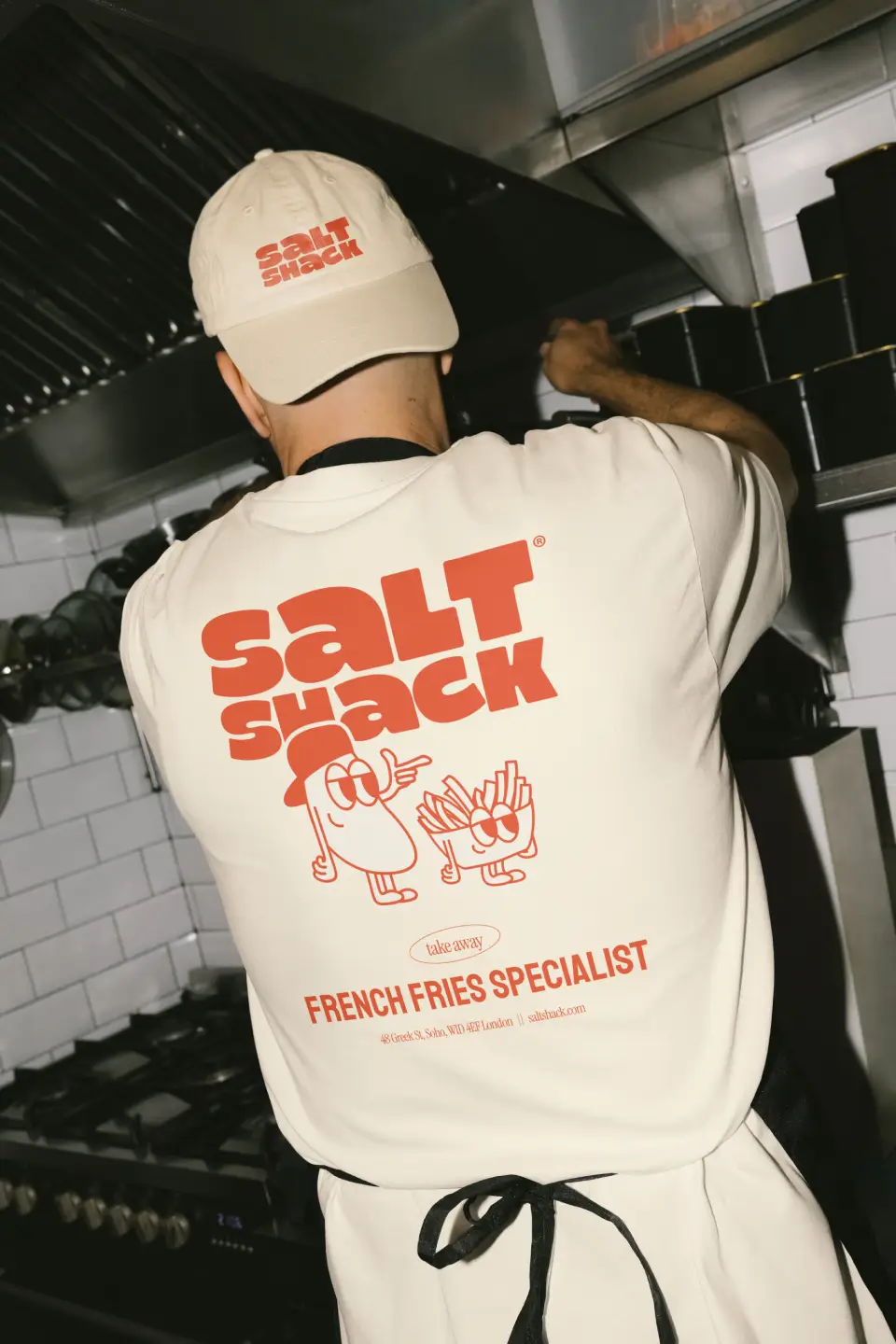 Employé de chez Salt Shack portant des vêtements de la marque